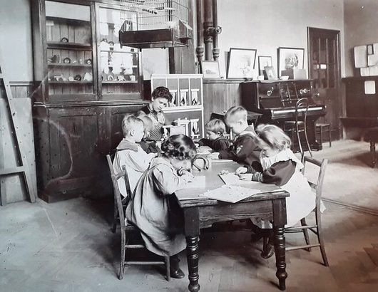 Rsz esther lawrence with children at colet gardens 1
